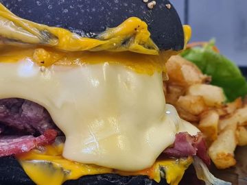BURGER DU MOMENT 🍔

La saison hivernale continue avec notre “Burger Raclette” pour bien se réchauffer ! À l’intérieur : cheddar, oignons confits, poitrine...