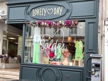Jolie vitrine de soldes 2023.