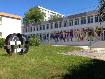 L’école Aubrac se fait une beauté. Désormais des papillons ornent les façades.

#breizh #écoleaubrac #renovation #publiobrest
