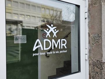 Réalisation complète de la signalétique extérieure : 👍
• marquage vitres (logo, pictogrammes et décors) en pose extérieure
• pose de panneaux de signalétique...