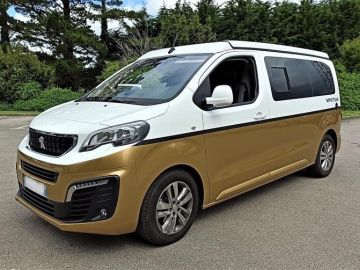 C'est le printemps, les combis se font une beauté. Aujourd'hui c'est semi-covering sur PEUGEOT EXPERT COMBI - Film Gloss Metallic Gold. 
#wrapping...