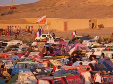 🔍 CHERCHE & TROUVE – PUBLIO
Le logo PUBLIO c'est glissé dans cette image prise lors du rassemblement mythique  du @4l_trophy en plein désert marocain 🏜️...