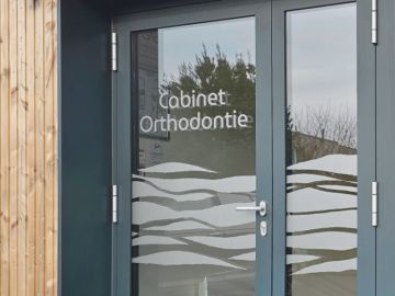 Réalisation d’une signalétique intérieure et extérieure pour le cabinet paramédical et dentaire de @loperhetbzh 

Pose d’une enseigne avec numéro, panneaux...