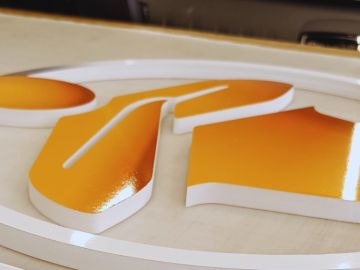 Fabrication d’une enseigne intérieure en PVC blanc avec décor en impression brillante pour Arthurimmo.com, les exclusivités 

De la maquette au façonnage, en...