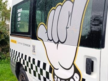 🌊 Marquage d’un camion pour @29hood_surfclub 
Pose de décors imprimés ainsi que de microperforé sur les parties vitrées.

Un design qui envoie du feu, signé...